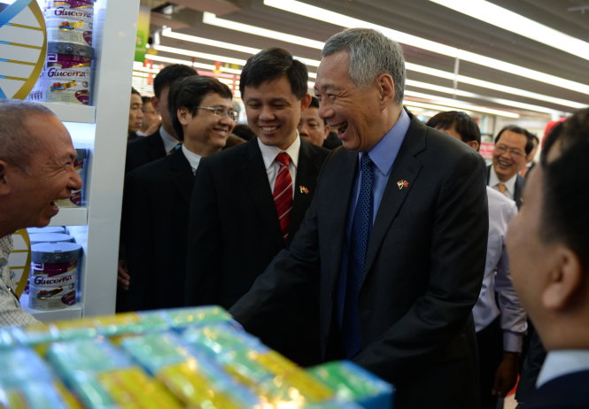 Thủ tướng Lý Hiển Long tươi cười nói chuyện với một người Việt đang mua sắm tại trung tâm thương mại SC Vivo City, Q.7 - Ảnh: THUẬN THẮNG
