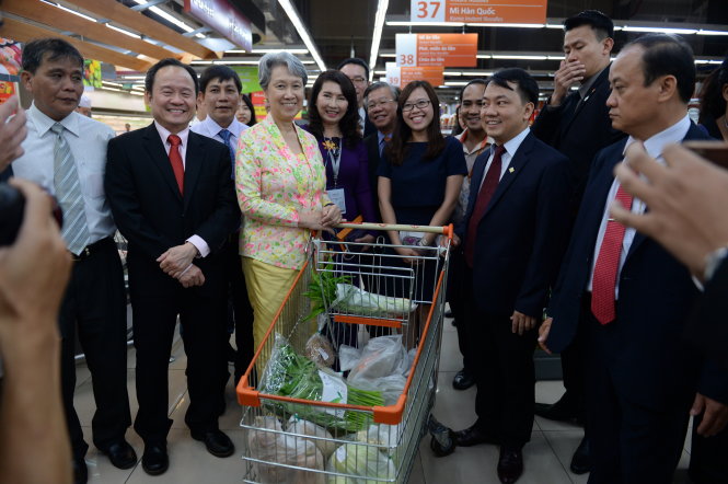 Bà Hà Tinh vui vẻ chụp hình kỷ niệm với các lãnh đạo, nhân viên siêu thị bên các mặt hàng là nông sản địa phương mà bà chọn lựa - Ảnh: THUẬN THẮNG