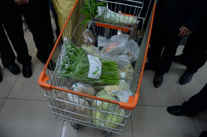 Xe nông sản Việt mà bà Hà Tinh đã dành hơn 30 phút chọn lựa tại siêu thị - Ảnh: THUẬN THẮNG