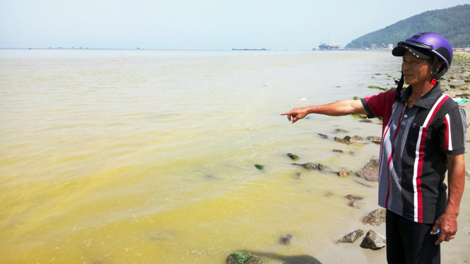 Vệt nước màu vàng lạ thường được người dân phát hiện ở khu vực cảng Chân Mây (huyện Phú Lộc, Thừa Thiên  Huế) - Ảnh: Đ.Thành