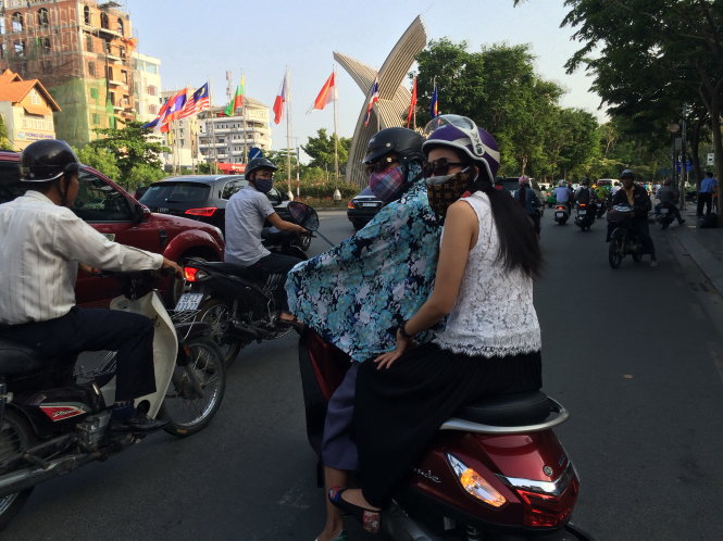 Nhiều người đi xe máy có thói quen quay đầu nhìn khi cần rẽ Ảnh: Châu Anh