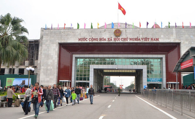 Du khách Trung Quốc du lịch qua cửa khẩu quốc tế Móng Cái - Ảnh: Thu Hằng