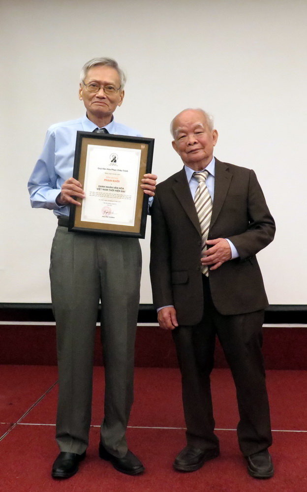 Ông Phan Trản – con trai nhà văn hóa Phan Khôi (trái) nhận quyết định tôn vinh cha mình là danh nhân văn hóa Việt Nam thời hiện đại - Ảnh: L.Điền
