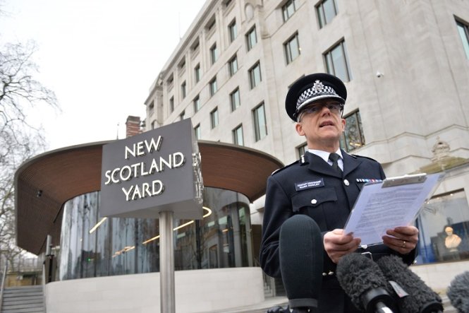 Quyền Phó Ủy viên Cảnh sát Thủ đô Mark Rowley thông tin với báo chí bên ngoài New Scotland Yard ở trung tâm London - Ảnh: AFP