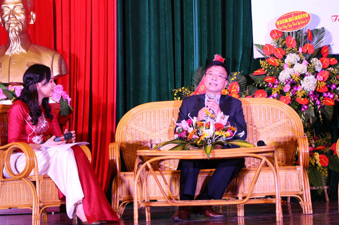 Bộ trưởng Bộ Tư pháp Lê Thành Long trả lời đối thoại trực tiếp với sinh viên - Ảnh: HÀ THANH