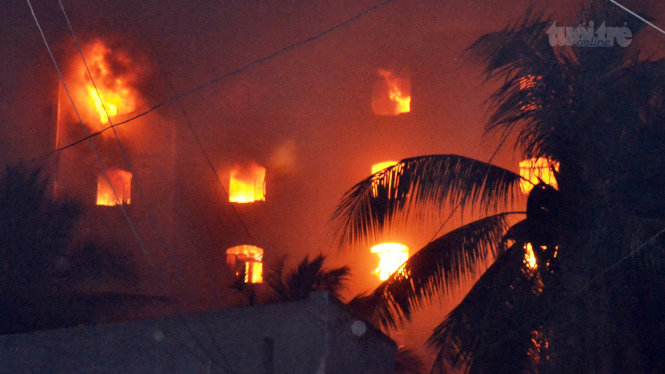 Đám cháy nhìn từ khu nhà dân