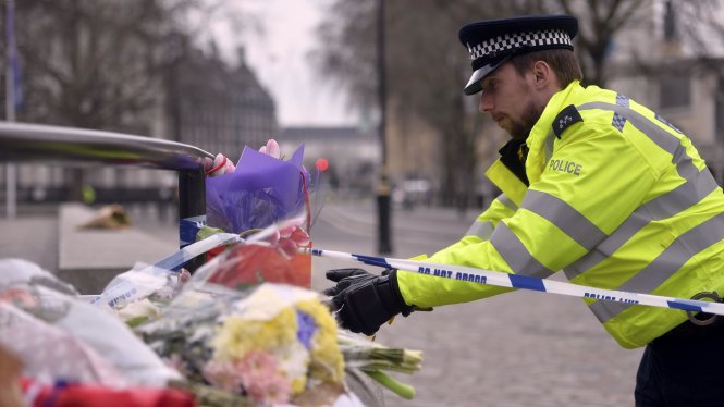 Hoa tưởng nhớ các nạn nhân vụ tấn công đặt trước tòa nhà Quốc hội Anh ngày 23-3 - Ảnh: Reuters