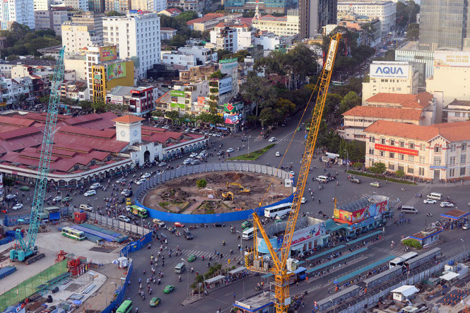 Công trình xây dựng tàu điện ngầm ở TP.HCM tại vòng xoay Quách Thị Trang (phía trước chợ Bến Thành) - Ảnh: HỮU KHOA