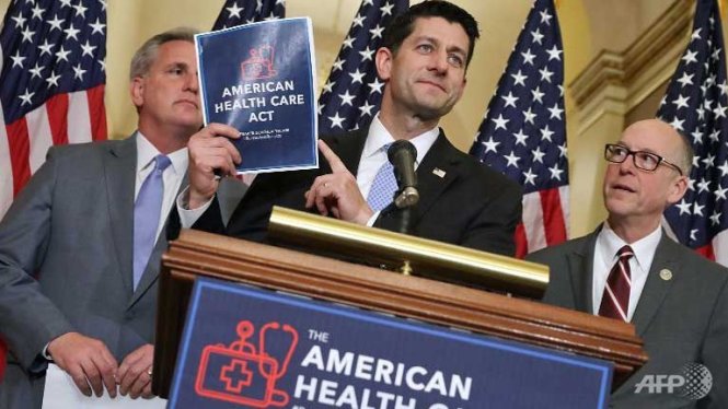Chủ tịch Hạ viện Paul Ryan (giữa) giữ trong tay một bản sao của Đạo luật Chăm sóc sức khỏe trong một cuộc họp báo hôm 7-3 - Ảnh: AFP