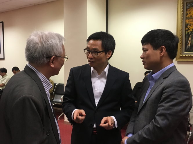 Phó thủ tướng Vũ Đức Đam (giữa) trao đổi với TS Nguyễn Tùng Lâm (bìa trái), chủ tịch Hội Tâm lý giáo dục Hà Nội, bên lề hội nghị - Ảnh: V.HÀ