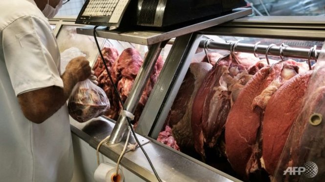Một nhân viên ở gian hàng thịt tại một siêu thị ở Rio de Janeiro, Brazil - Ảnh: AFP