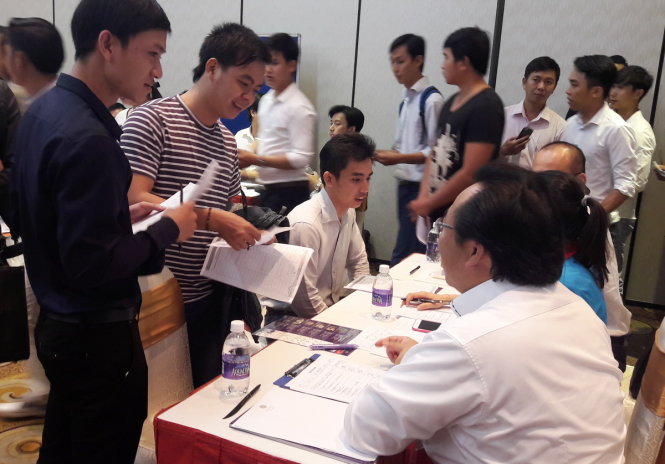 Các cựu tu nghiệp sinh tìm hiểu việc làm tại buổi gặp mặt và giới thiệu việc làm cho các các tu nghiệp sinh từng làm việc tại Nhật Bản chiều 25-3 - Ảnh: QUANG PHƯƠNG