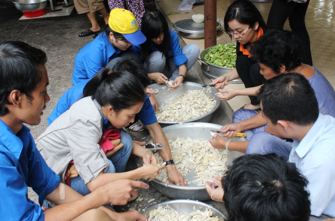 Một chi đoàn tham gia buổi thăm, tặng quà và cùng nấu bữa ăn tình thương ở một cơ sở nuôi dưỡng người già neo đơn tại Q.Bình Tân (TP.HCM) - Ảnh: Q.L.