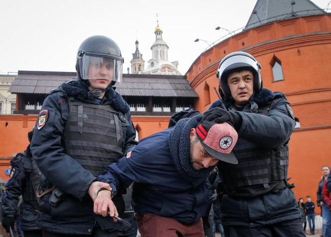 Một người biểu tình bị bắt giữ ở Matxcơva - Ảnh: Reuters