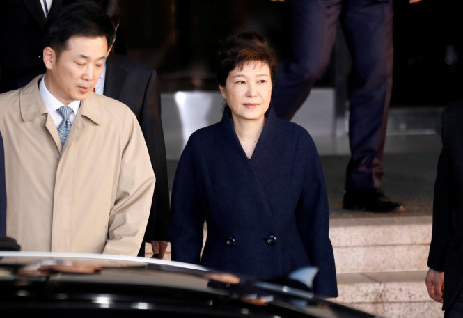 Bà Park Geun-hye rời văn phòng công tố tại Seoul ngày 22-3-2017 - Ảnh: Reuters