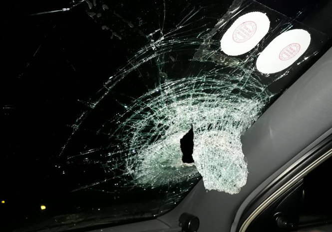 Kính lái của chiếc ô tô của Trần Trung Ngọc bị ném vỡ khi đi trên đường quốc lộ 3 mới Hà Nội - Thái Nguyên - Ảnh: Ngọc Trần