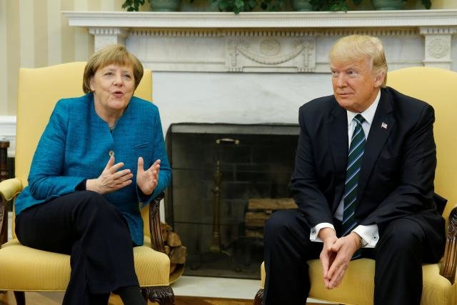 Tổng thống Donald Trump tiếp thủ tướng Đức Angela Merkel tại phòng Bầu dục ở Nhà Trắng ngày 17-3 - Ảnh: Reuters