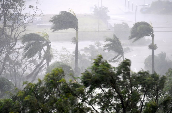 Gió và mưa bắt đầu tàn phá Airlie Beach, thuộc phía nam của thành phố Townsville, sáng 28-3 - Ảnh: Reuters