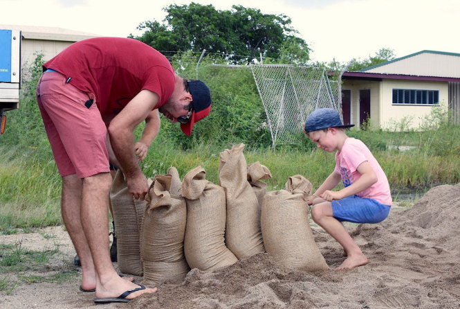 Người dân thị trấn Bowen, thuộc phía nam của thành phố Townsville, chuẩn bị bao cát phòng ngừa nước ngập từ ngày 27-3 - Ảnh: Reuters