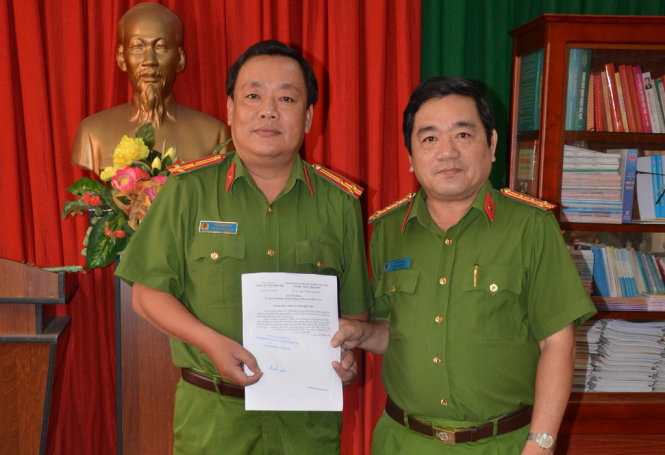 Lãnh đạo Công an tỉnh Bến Tre khen thưởng cho tập thể phát nhanh vụ án - Ảnh: Quang Duy
