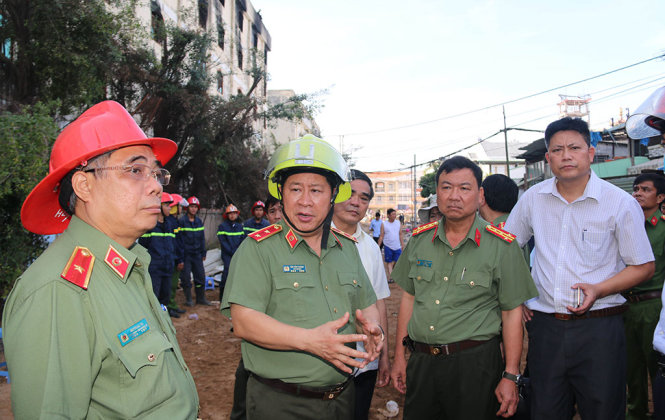 Thứ trưởng Bùi Văn Thành đến kiểm tra hiện trường vụ cháy Công ty Kwong Lung – Meko (Cần Thơ), vào sáng 29-3. Ảnh: D.Đ