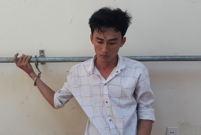 Huỳnh Văn Tiền bị bắt tại cơ quan công an - Ảnh: HUY PHÁCH