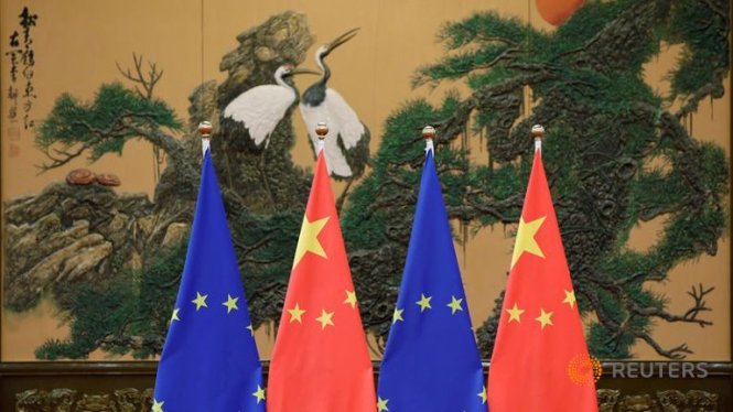 Cờ của Liên minh châu Âu và Trung Quốc đặt tại Đại lễ đường nhân dân ở Bắc Kinh (Trung Quốc) trong hội nghị thượng đỉnh thường niên giữa Trung Quốc và EU năm 2016 - Ảnh: Reuters