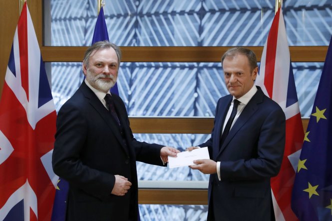 Đại diện thường trực của Anh tại EU, ông Tim Barrow (trái) trao cho chủ tịch hội đồng châu Âu Donald Tusk bức thư của thủ tướng Anh Theresa May thông báo về việc rời khối của Anh ngày 29-3-2017 - Ảnh: Reuters