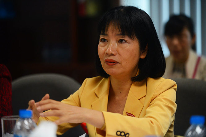 Bà Trần Thị Mỹ Vân, giám đốc truyền thông Công ty cổ phần Acecook VN, phát biểu tại buổi tọa đàm - Ảnh: QUANG ĐỊNH