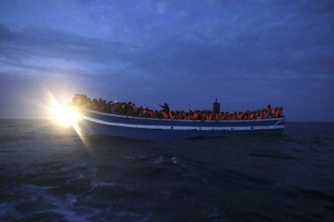 Một chiếc thuyền gỗ ních chặt người di cư trên Địa Trung Hải ngày 29-3-2017 - Ảnh: Reuters