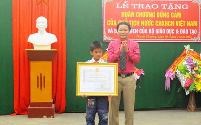 Em Lô Dương Tú nhận Huân chương dũng cảm của Chủ tịch nước và bằng khen của Bộ GD-ĐT - Ảnh: HỮU THỊNH