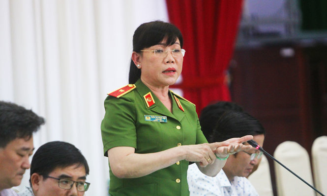 Thiếu tướng Trần Thị Ngọc Đẹp thông tin nhiều vấn đề xung quanh vụ cháy ở Công ty Kwong Lung Meko tại buổi họp báo chiều 30-3 - Ảnh: CHÍ QUỐC