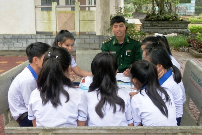 Sĩ quan Đồn biên phòng Đức Minh trò chuyện với các em học trò về chủ quyền biển đảo ngay trong sân trường - Ảnh: Trần Mai