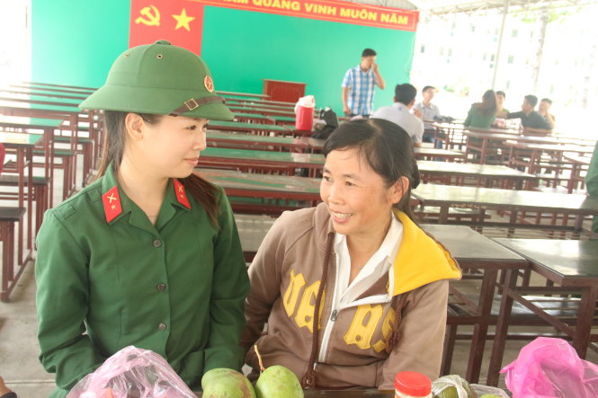 Mẹ của tân binh Nguyễn Thị Hạnh chạy xe máy ba tiếng từ Bình Dương lên thăm con gái - Ảnh: Minh Phượng