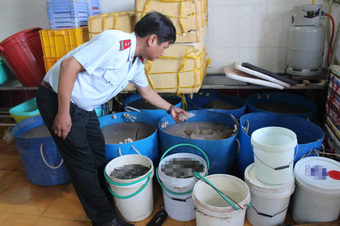 Cơ quan chức năng thu giữ tạp chất bơm vào tôm tại một cơ sở mua tôm sú nguyên liệu ở xã Tân Phong, thị xã Giá Rai (Bạc Liêu) - Ảnh: Trần Nguyên