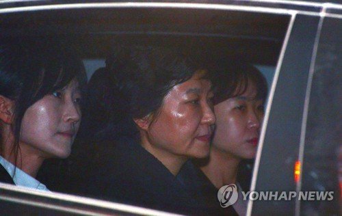Cựu Tổng thống Hàn Quốc Park Geun Hye (giữa) được hộ tống tới nhà tù ở nam Seoul sau quyết định của tòa án rạng sáng 31-3 - Ảnh: Yonhap