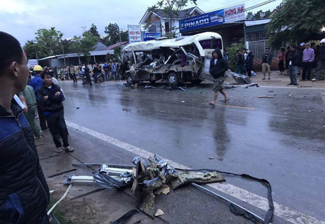 Hiện trường vụ tai nạn giữa chiếc xe khách và xe tải làm 3 người tử vong chiều 31-3 đoạn qua xã Nghĩa Xuân, huyện Quỳ Hợp (Nghệ An) - Ảnh: TUẤN LƯU