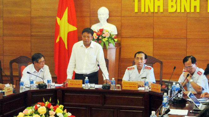 Ông Phạm Văn Nam - phó chủ tịch UBND tỉnh Bình Thuận (đứng) thay mặt cho Chủ tịch UBND tỉnh Bình Thuận tiếp thu kết luận thanh tra của TTCP - Ảnh: Quang Hưng