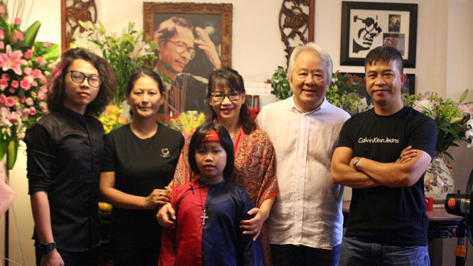 Bà Trịnh Vĩnh Trinh (áo đỏ, ở giữa) và ông xã (áo trắng) cùng nghệ sĩ Tuấn Mạnh (đầu tiên bên trái hình), tay trống nhí Trọng Nhân (đúng trước bà Trinh) - Ảnh: Lê Uy