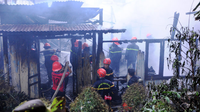 Lực lượng PCCC&CHCN Lâm Đồng khẩn trương dập lửa - Ảnh: Lâm Thiên
