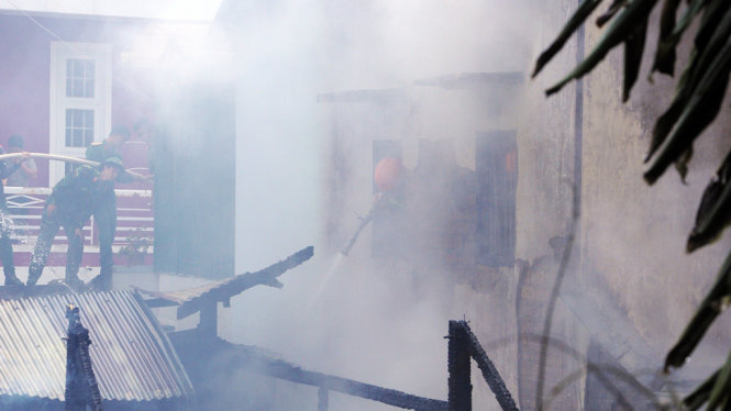 Ngọn lửa bốc lên nghi ngút, khói bay mù mịt khiến công tác chữa cháy gặp nhiều khó khăn - Ảnh: Lâm Thiên