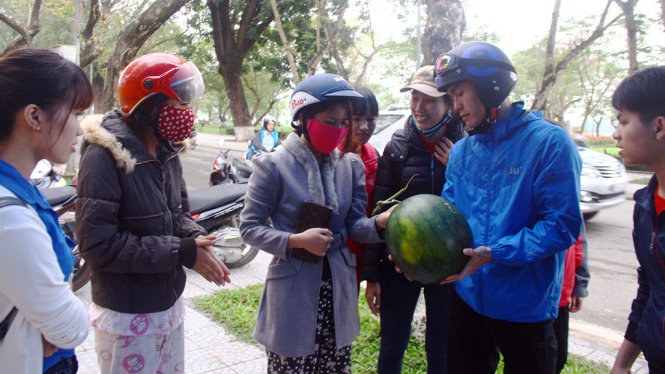 Người đi đường chọn mua dưa hấu ủng hộ giúp nông dân Quảng Ngãi - Ảnh: MINH AN
