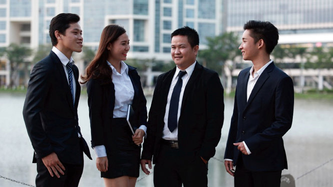 Sinh viên ngành Quản trị kinh doanh Trường ĐH Văn Hiến trao đổi với giảng viên