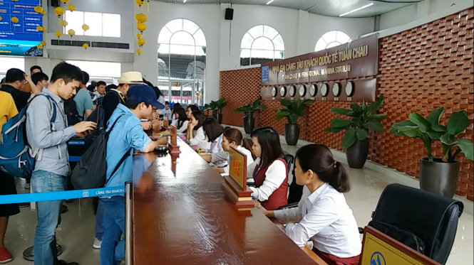Du khách mua vé tham quan vịnh Hạ Long tại nhà ga cảng tàu quốc tế Tuần Châu - Ảnh: Đức Hiếu