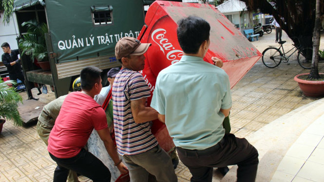 Lực lượng chức năng đang xử lý các trường hợp vi phạm lấn chiếm vỉa hè trên các tuyến đường ở TP. Nha Trang - Ảnh: THÁI THỊNH