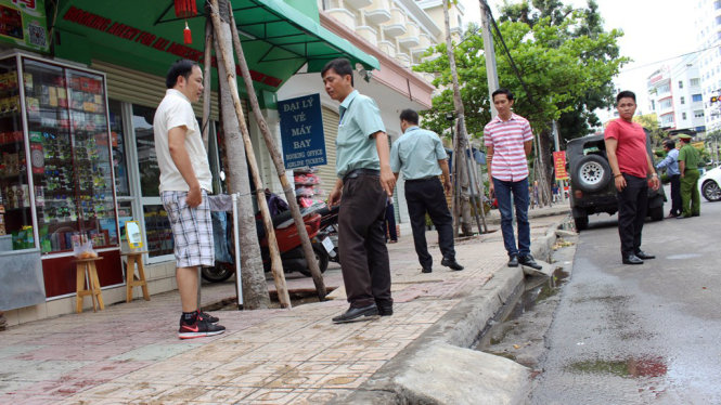 Lực lượng chức năng đang xử lý các trường hợp vi phạm lấn chiếm vỉa hè trên các tuyến đường ở TP. Nha Trang - Ảnh: THÁI THỊNH