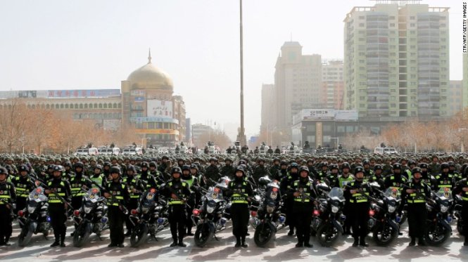 Cảnh sát Trung Quốc phô diễn lực lượng ở Tân Cương - Ảnh: AFP