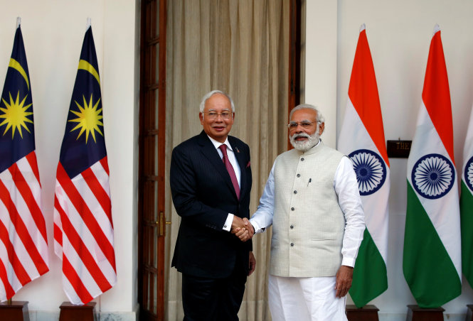 Thủ tướng Malaysia Najib Razak (trái) bắt tay người đồng cấp Narendra Modi (phải) ở New Delhi - Ảnh: Reuters