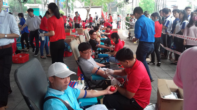 Các đoàn viên, thanh niên đăng ký và tham gia hiến máu tình nguyện ngày 2-4