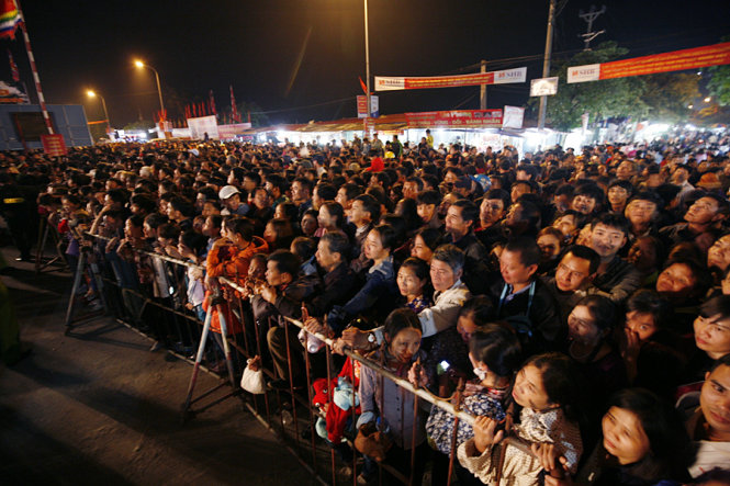 Do không gian sân khấu khá chật nên nhiều người dân phải đứng bên ngoài dõi theo chương trình - Ảnh: Nam Trần